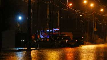 Varios móviles policiales y dotaciones de bomberos trabajan en el lugar. (foto: Juan Thomes)
