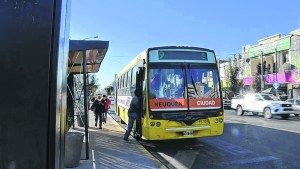 Habrá más colectivos en Neuquén para garantizar la distancia social