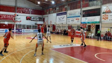 El Rojo se impuso como local en La Caldera, donde no hubo público por la pandemia. Foto: Independiente de Neuquén Básquet 