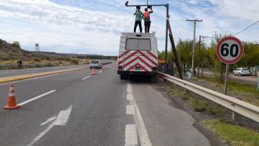 Comenzó la instalación de radares para fotomultas en la Ruta 22 en el ingreso oeste a Regina.