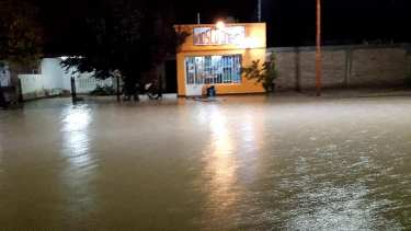 Las calles de Los Menucos se convirtieron en ríos. Foto: Hugo Muñoz. 