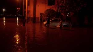 El temporal de lluvia y granizo dejó calles anegadas en la capital de Neuquén y cortes de luz en el Valle