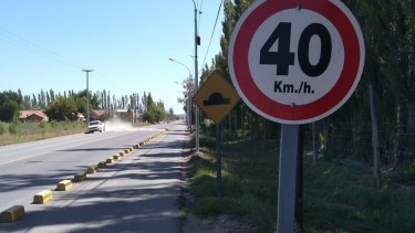 Varios vecinos se han quejado de estos reductores de velocidad. Foto archivo.
