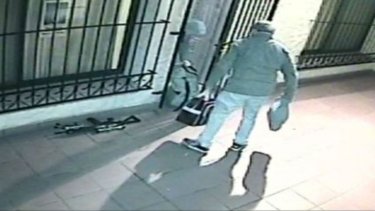 Una fimación de 2016 cuando López intentaba esconder los bolsos con dólares. 