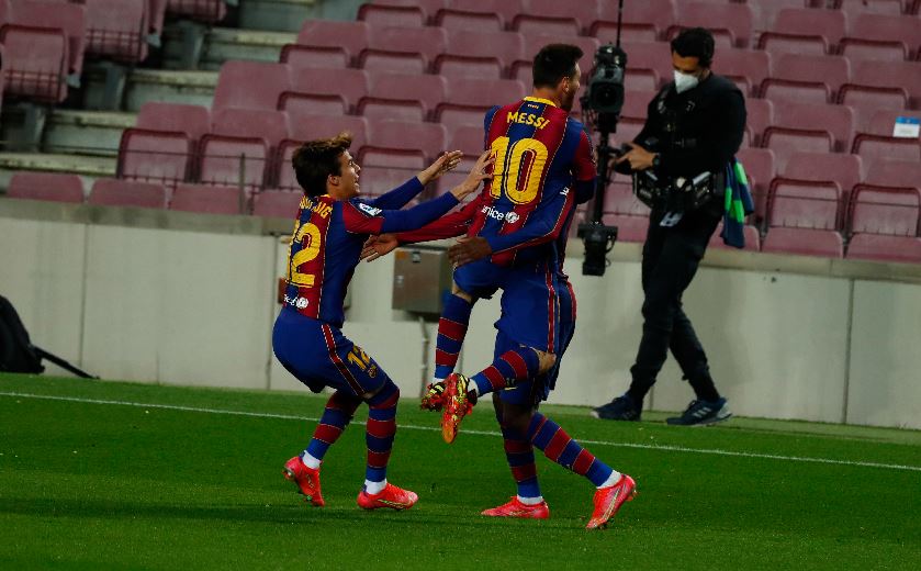 Messi abraza a Dembelé, el héroe del Barcelona ante Valladolid al marcar el gol del triunfo sobre la hora.