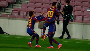 Messi abraza a Dembelé, el héroe del Barcelona ante Valladolid al marcar el gol del triunfo sobre la hora.