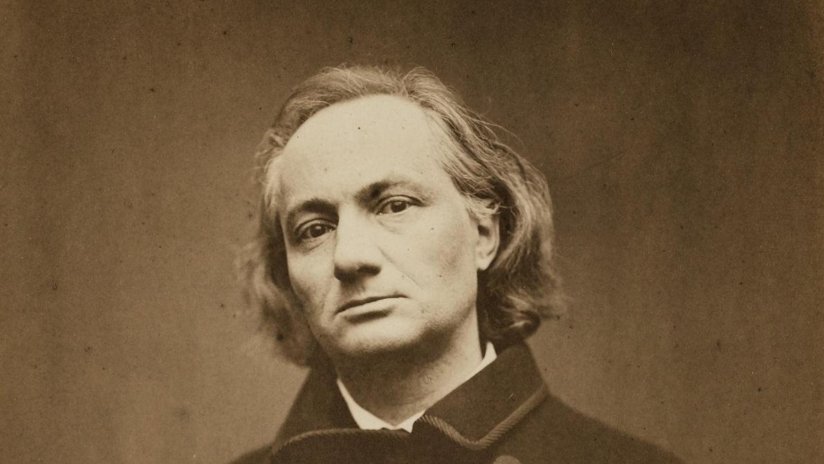 Poeta, traductor y crítico de arte, Baudelaire nació el 9 de abril de 1821 en París, en una familia de una clase social privilegiada.