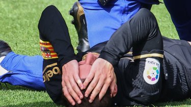 Messi quedó tirado un buen rato tras la entreada del volante de Villarreal, que perdió 2-1 contra Barcelona. 