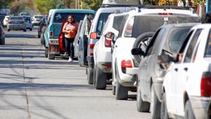 Siguen las filas para cargar nafta y ya hay delivery de combustible