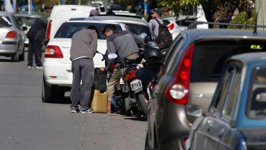 La semana pasada se vieron largas colas para obtener algo de combustible. Foto Juan Thomes.