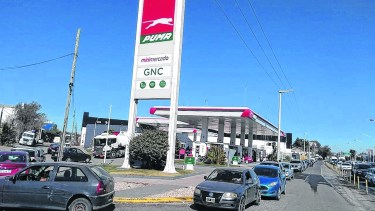 Una clásica postal. Durante todo el día de ayer, se registraron largas filas de automovilistas impacientes por llenar el tanque.