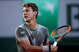 Tenistas argentinos juegan en diferentes certámenes