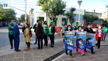 La delegación de Asspur sólo pudo entregar una nota en el parlamento provincial. Foto: Marcelo Ochoa.