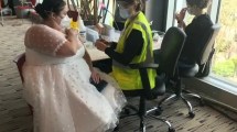 Imagen de No pudo casarse por la pandemia de coronavirus y se puso el vestido de novia para vacunarse