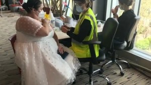 No pudo casarse por la pandemia de coronavirus y se puso el vestido de novia para vacunarse