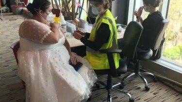 Julie Lefkowitz, la enfermera que le administró la inyección a Studley, dijo que verla arreglada le trajo alegría, y a otras personas en el lugar de la vacunación. Foto: The Washington Post.-