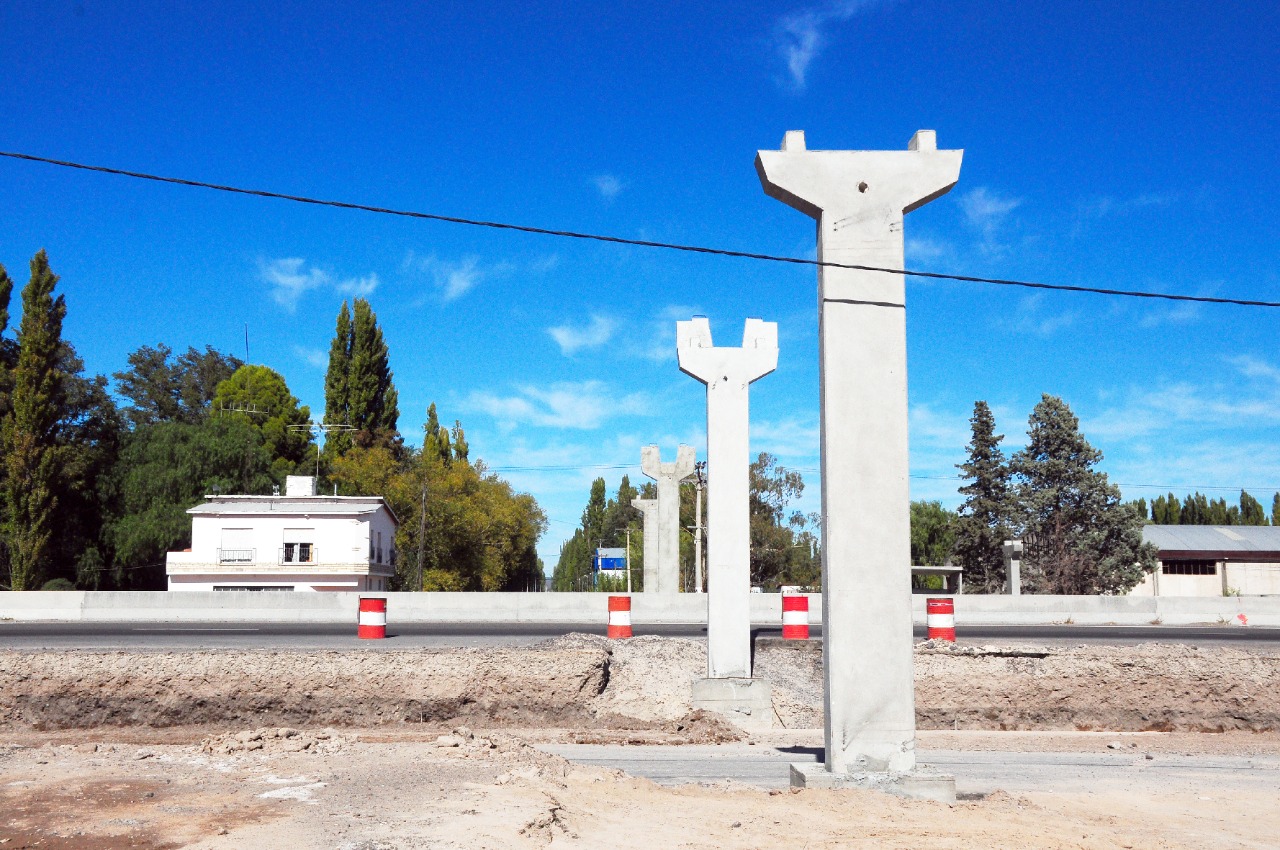 A las dos de la tarde de hoy se cortará el tránsito en la ruta 22 en Godoy para montar una pasarela peatonal. (Foto Néstor Salas)