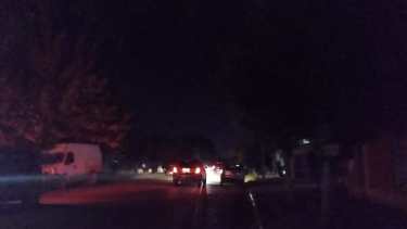 El alumbrado público se mantiene apagado para minimizar el consumo en las zonas donde volvió la luz. El 40% está sin energía. (Foto Victoria Terzaghi)