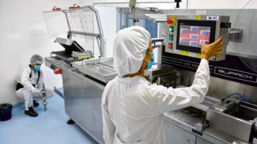 El laboratorio que funciona en Viedma produce una veintena de productos. En 2020 entregó más de 70.000 litros de alcohol en gel. Foto: Marcelo Ochoa.