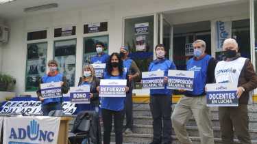 Docentes de universidades nacionales paran por 48 horas en reclamo de mejoras salariales.