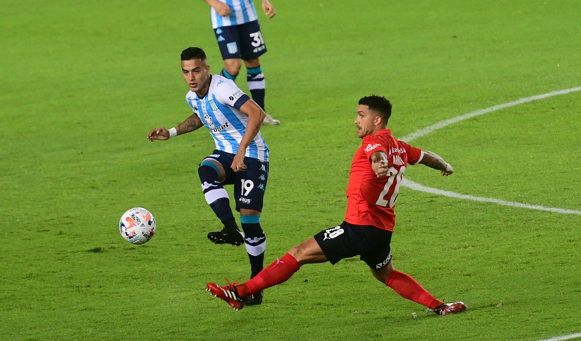 Racing e Independiente disputaron el clásico de Avellaneda. Miranda y Arregui pelean la pelota en el medio. 