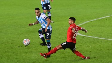 Racing e Independiente disputaron el clásico de Avellaneda. Miranda y Arregui pelean la pelota en el medio. 