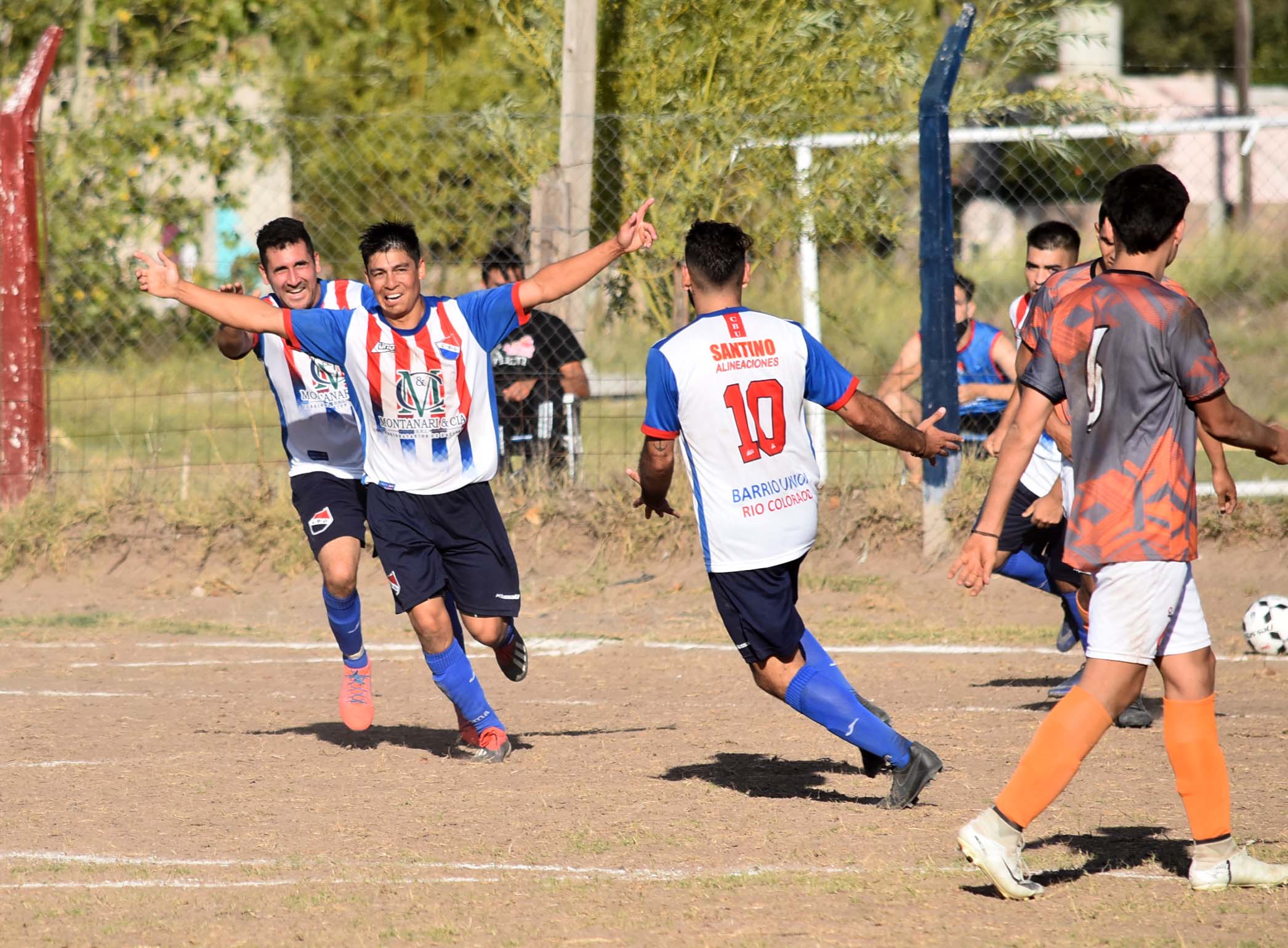 Barrio Unión venció 2 a 1 a La Adela en su cancha. (Foto: Jorge Tanos)