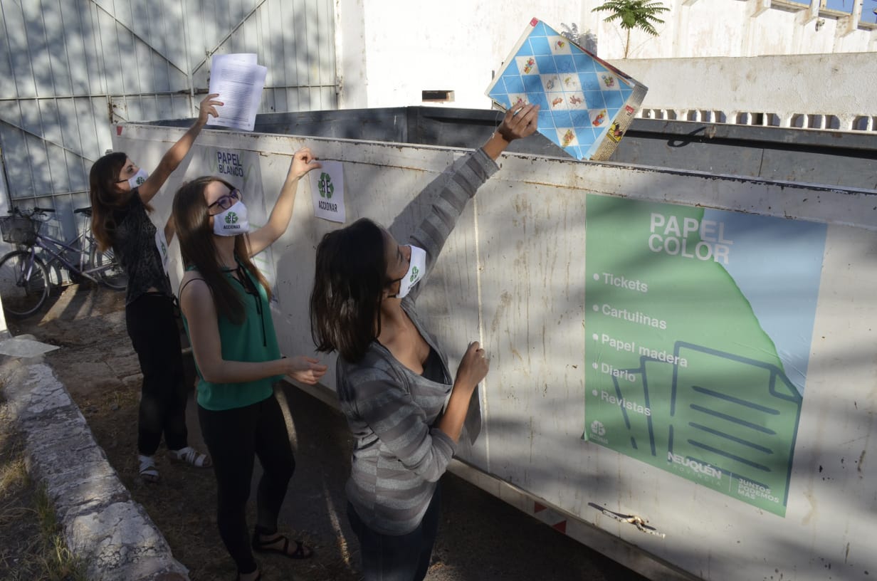 Parte de las jóvenes que forma parte de Re Accionar, la organización que apunta a disminuir los residuos mediante el reciclado (Yamil Regules)