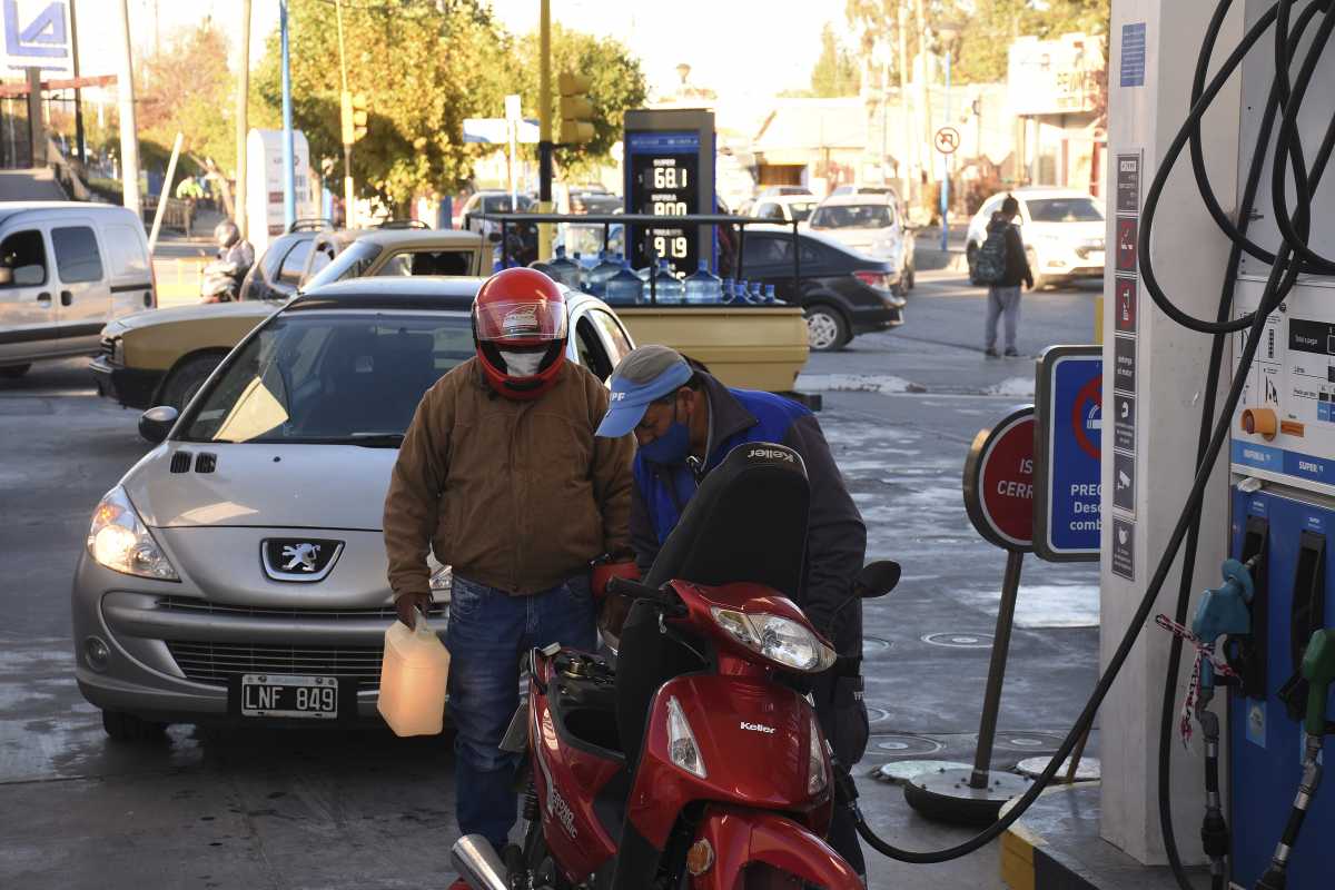 El desabastecimiento de combustible de YPF ya se siente en Neuquén y el Alto Valle. (Foto: César Izza)
