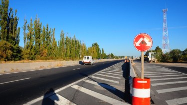 El colectivo quedó montado sobre un derivador de la Ruta 22 en Godoy. (Foto Néstor Salas)