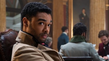 "Nos despedimos de Regé-Jean Page, quien interpretó tan triunfalmente al duque de Hastings", anunciaron.