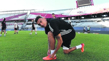 El delantero de River tiene un pie afuera de los 11 que enfrentarán a Colón.