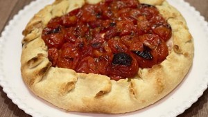 Galette de pollo y tomates cherry confitados