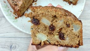 Torta integral de peras súper húmeda