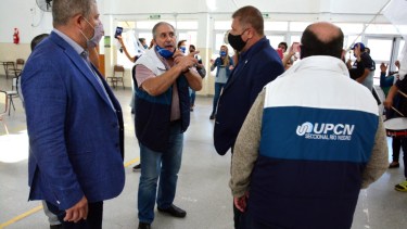 El dirigentetambién tuvo un intercambio con el legislador Szczygol. Foto: Marcelo Ochoa.