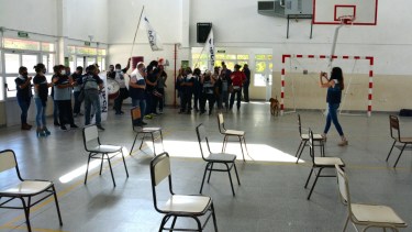 El ingreso de los manifestante de UPCN en la escuela de la capital provincial. Foto: Marcelo Ochoa.