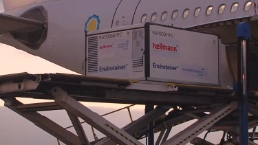 Uno de los contenedores con las vacunas chinas que llegaron pasadas las 10. 