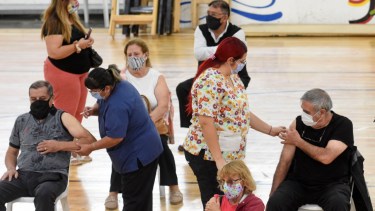 En el polideportivo municipal. Esta semana está dedicada exclusivamente a los adultos mayores.  (Florencia Salto) 