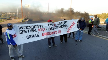 El corte fue total en el puente Basilio Villarino en Patagones. Foto  : Marcelo Ochoa