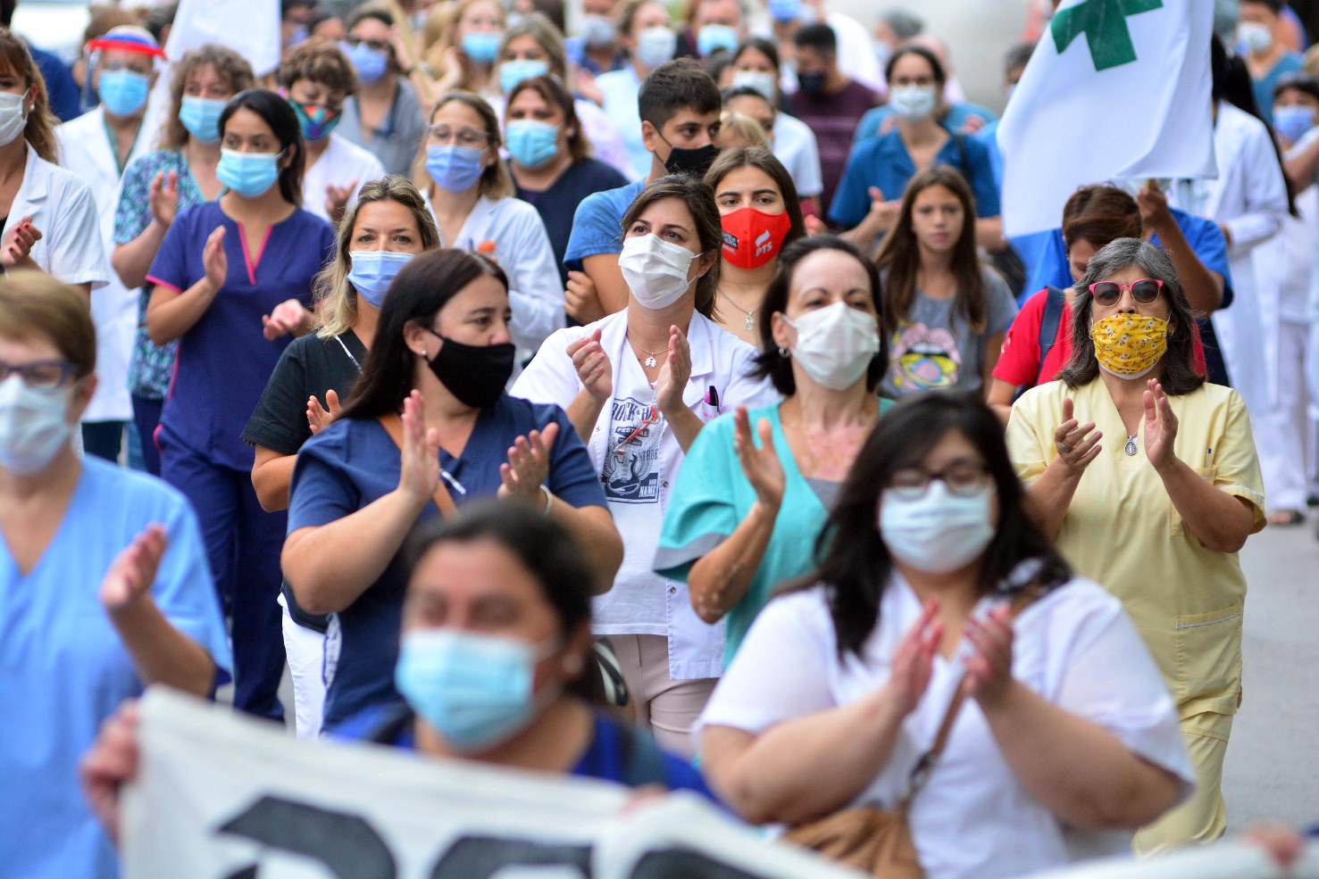 En medio de la pandemia y en el Día Mundial de la Salud, trabajadores de ese sector realizó protestas en Viedma. Foto: Marcelo Ochoa.