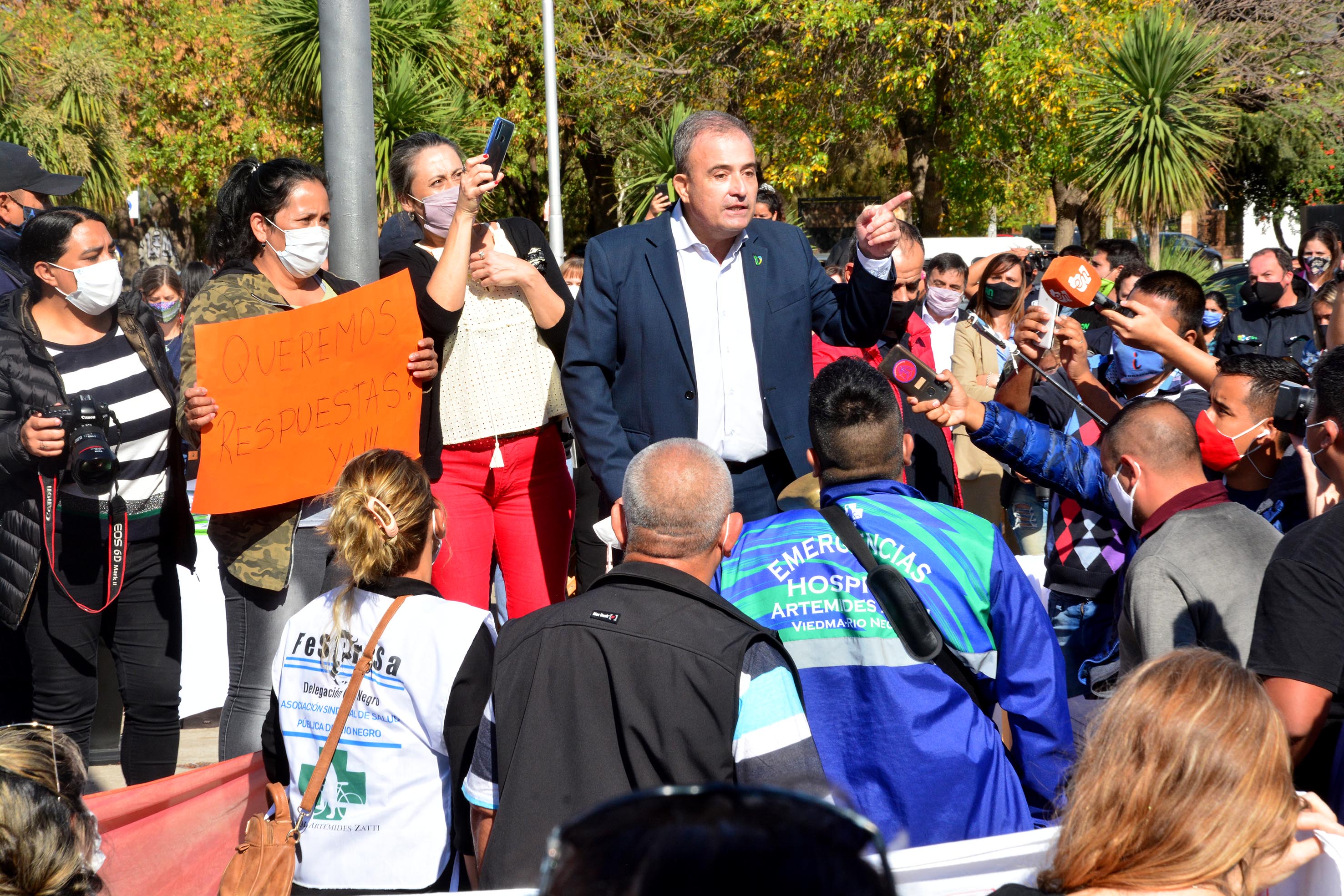 El intendente Pesatti frente a los trabajadores de la Salud en el acto. Foto: Marcelo Ochoa.