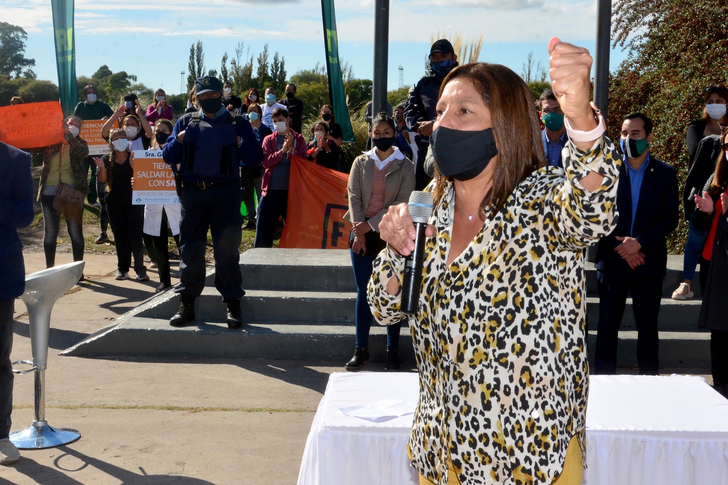 Trabajadores de la salud irrumpieron en el acto de la fundación de Viedma y Patagones. Foto : Marcelo Ochoa