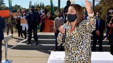 Trabajadores de la salud irrumpieron en el acto de la fundación de Viedma y Patagones. Foto : Marcelo Ochoa