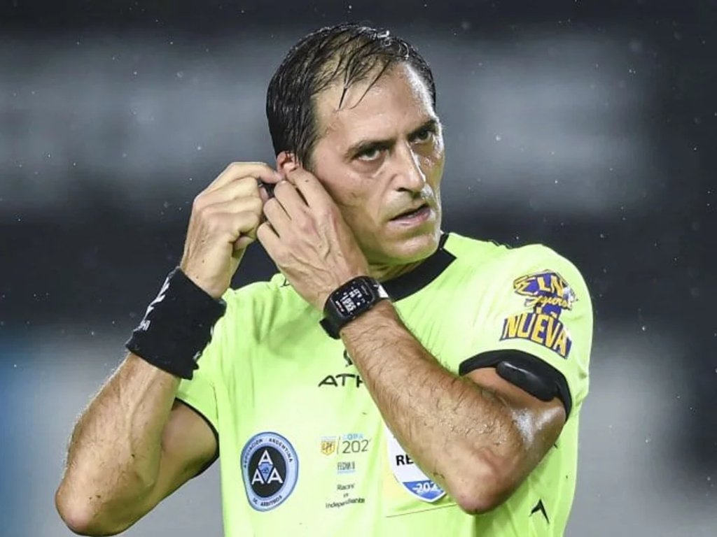 Mauro Vigliano fue el árbitro de Racing-Independiente y cobró un penal muy polémico. 
