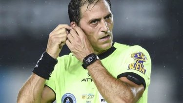 Mauro Vigliano fue el árbitro de Racing-Independiente y cobró un penal muy polémico. 