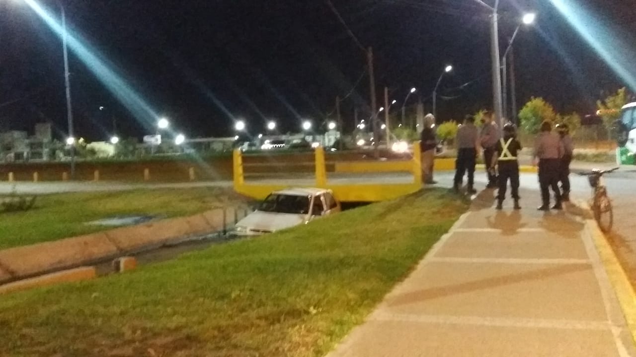 El vehículo prácticamente quedó encajado en uno de los puentes ubicados a pocos metros de la Ruta Nacional 22. (foto: gentileza)