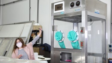 La doctora en Física Laura Steren muestra la primera cabina argentina para hacer hisopados seguros. Tiene la idea de exportar la tecnología. Foto: Gentileza