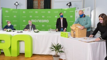 La apertura de sobres fue encabezado por el vicegobernador Alejandro Palmieri. Foto Gentileza Secretaría de Medios.