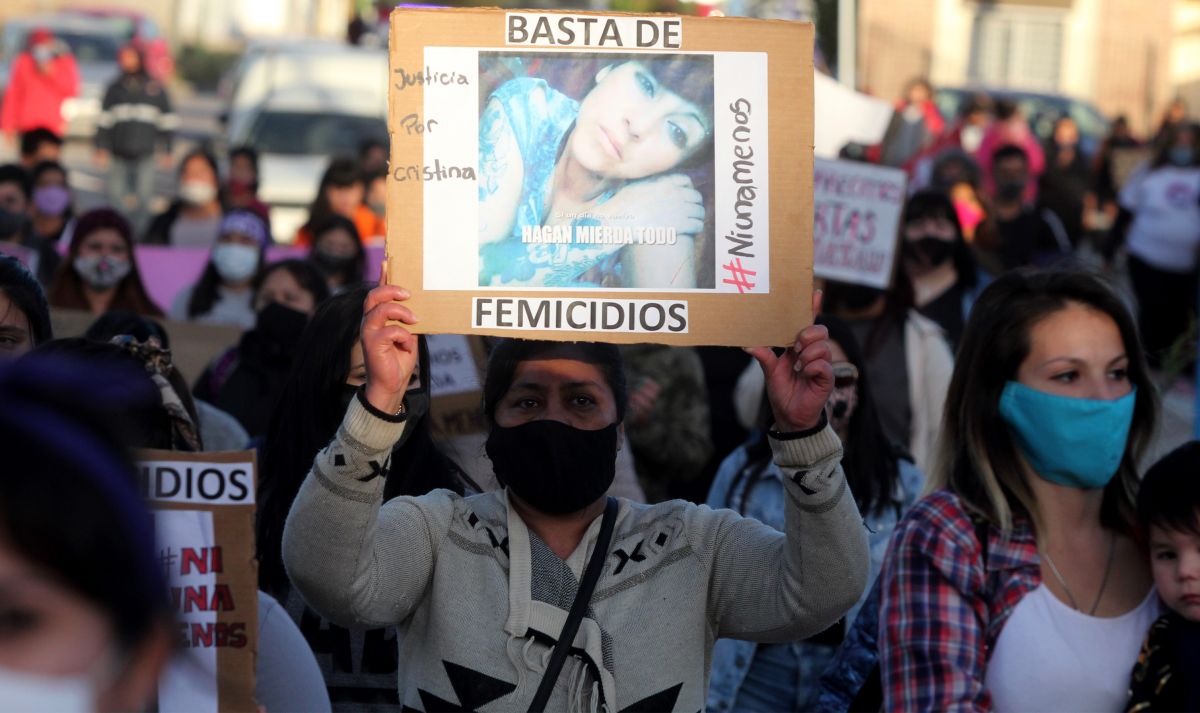 La movilización se realizó en Centenario, luego del femicidio.  Foto archivo Oscar Livera.