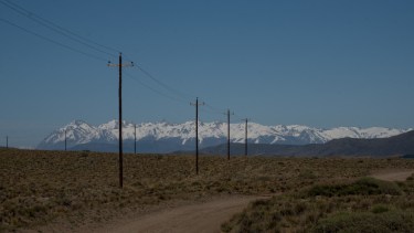 La línea recorre la margen este del río Limay.